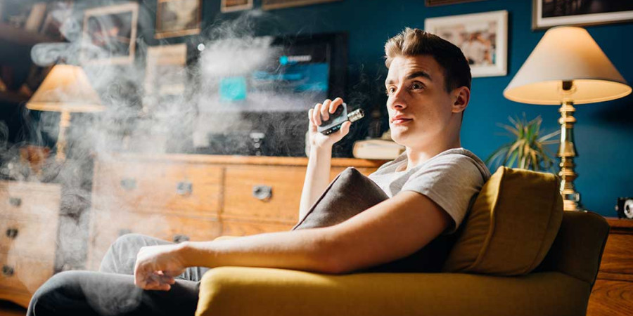 Est-ce dangereux de vapoter dans la maison ?