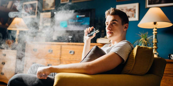 Est-ce dangereux de vapoter dans la maison ?