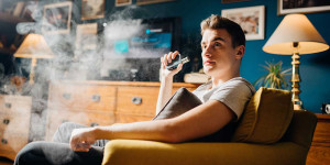 Est-ce dangereux de vapoter dans la maison ?